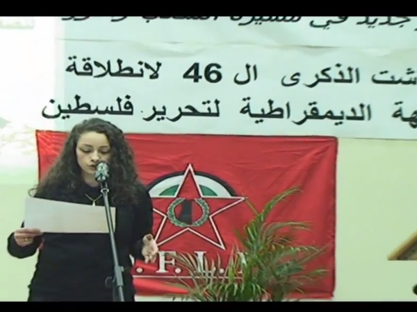 Die Aktivistin Faten El-Dabbas bei ihrem Auftritt auf der DFLP-Benefizveranstaltung.