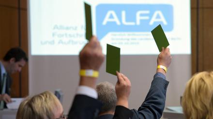 Stimmkarten werden am Sonnabend beim Gründungsparteitag des Landesverbandes Berlin der Partei Allianz für Fortschritt und Aufbruch (ALFA) hoch gehalten. 