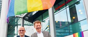 An einem Strang. Deutsche-Bahn-Manager Martin Seiler und Richard Lutz hissen die Regenbogenflagge.