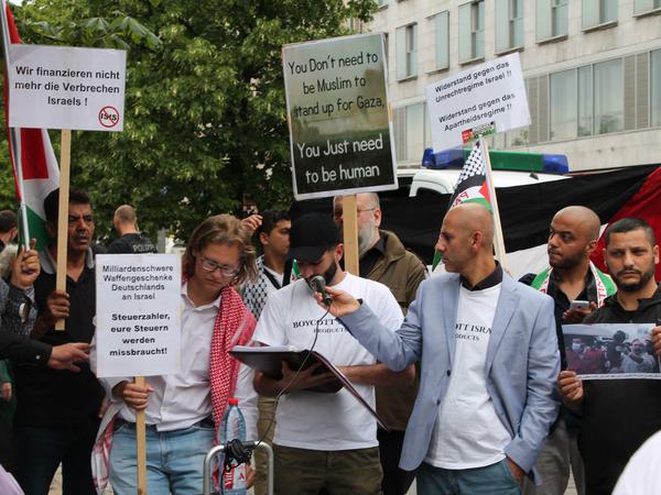 Das SPD-Mitglied Mohamed Ibrahim (dritter von rechts, mit dem Mikrofon in der Hand) auf der von Martin LeJeune veranstalteten Demonstration.