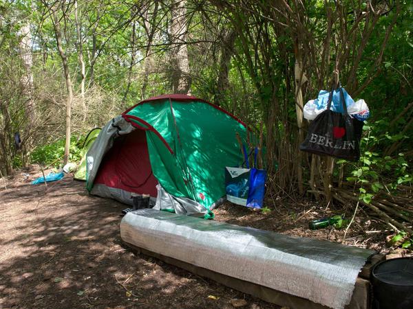 Zelte, Decken, Taschen - ein Obdachlosentreff im Tiergarten, aufgenommen schon 2015.