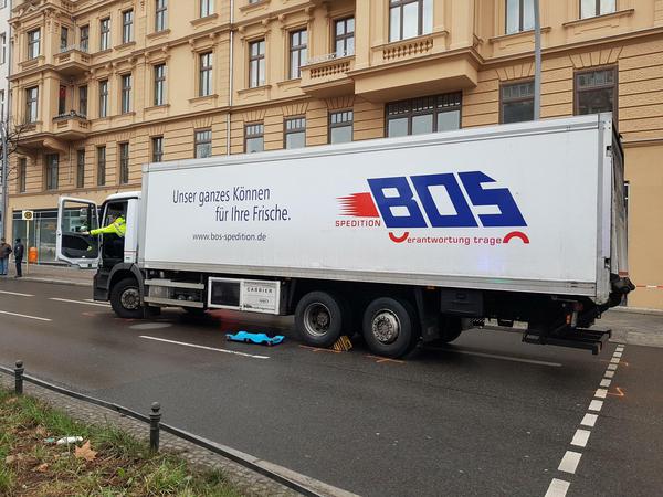 Unter diesem Lastwagen starb am Morgen in Schöneberg an der Ecke Kolonnenstraße und Hauptstraße eine Radfahrerin.