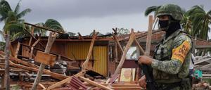 Ein Soldat vor einem durch den Hurrikan Agatha zerstörten Haus in San Isidro del Palmar