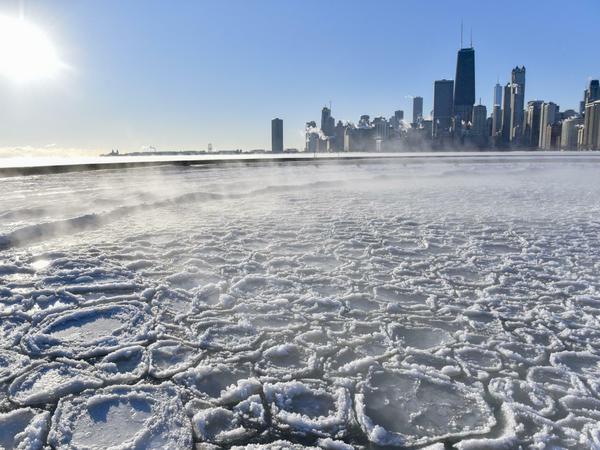 Der Lake Michigan am North Avenue Beach in Chicago ist gefroren.