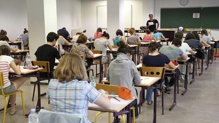 Französische Schüler:innen bei der Abiturprüfung (Symbolbild).