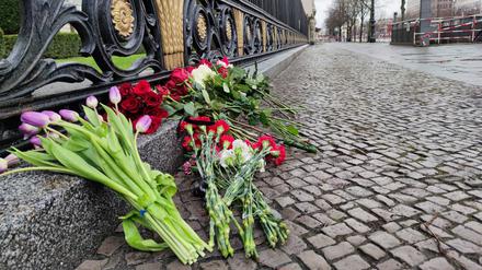 Unter den Linden: Beileidsbekundung vor der russischen Botschaft: Vor der Botschaft von Russland legen Menschen Blumen ab um der Opfer zu gedenken nach dem Terrorschlag auf die Crocus City Hall in Moskau 