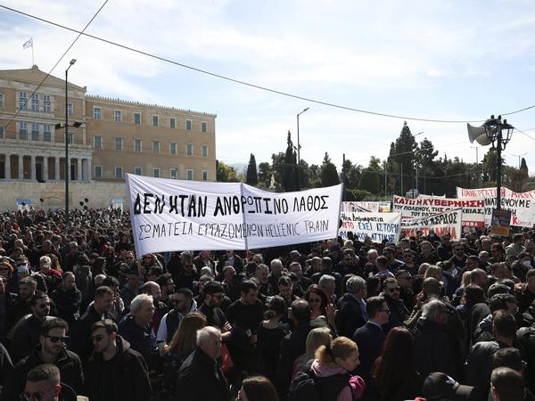 Menschen versammeln sich während einer Demonstration vor dem griechischen Parlament.