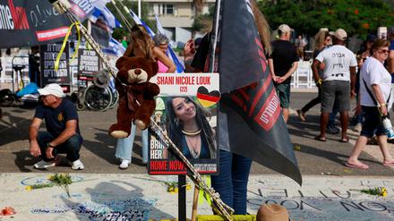 Ein Bild der vermissten Shani Nicole Louk wird während einer Demonstration von Familienmitgliedern und Unterstützern der Geiseln gezeigt, die nach ihrer Entführung in Gaza festgehalten wurden.