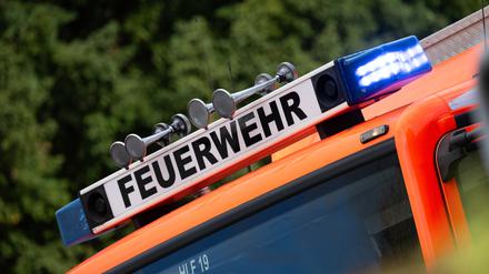Blaulicht ist während eines Brandes auf einem Einsatzfahrzeug der Feuerwehr Stuttgart zu sehen.