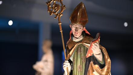 Der Heilige Pirmin kam 724 auf die Insel Reichenau und gründete das Kloster, hier eine Skulptur, die ihn darstellt.