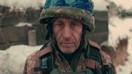 Nahaufnahme eines älteren ukrainischen Soldaten in Militäruniform und Helm. 