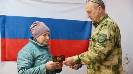 Vera aus Awdejewka erhält vom Leiter des Migrationsdienstes in der Außenstelle des Innenministeriums der Donezker Volksrepublik in Makejewka einen russischen Pass. 