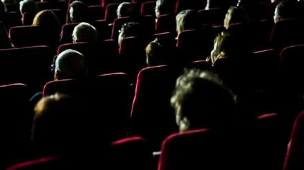 ARCHIV - 06.03.2013, Hessen, Wiesbaden: Besucher sitzen in einem Kino. (zu dpa: «Mehr Kinotickets in Thüringen verkauft») Foto: Nicolas Armer/dpa +++ dpa-Bildfunk +++
