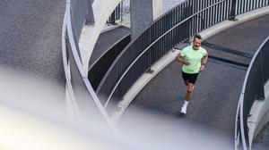 Ein trainierter Mann joggt.
