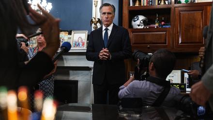 Senator Mitt Romney spricht zu Journalisten nach der Ankündigung, 2024 nicht noch einmal anzutreten. 