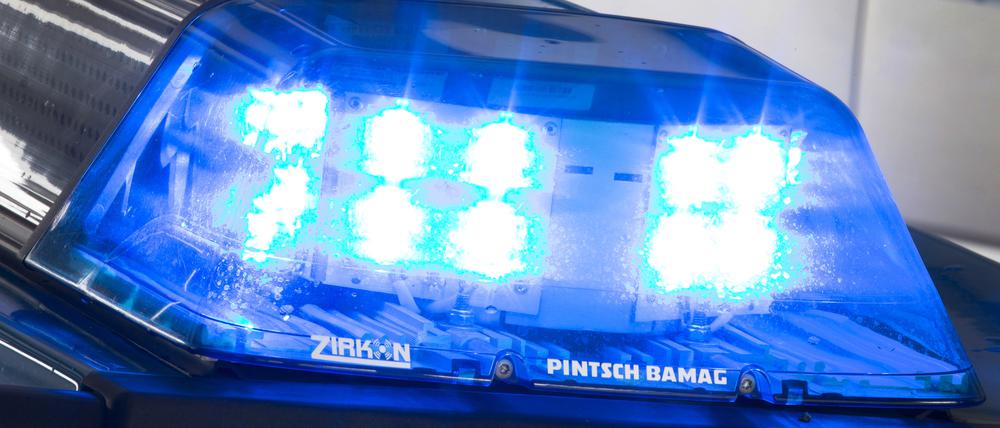 Ein Blaulicht leuchtet während eines Einsatzes auf dem Dach eines Polizeiwagens. (Symbolbild)