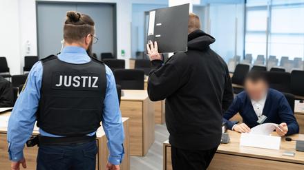 Für die Verbreitung rechtsextremistischer Hetzschriften hat das Oberlandesgericht Dresden am Montag drei Mitarbeiter des Verlages „Der Schelm“ zu Haft- und Bewährungsstrafen verurteilt.