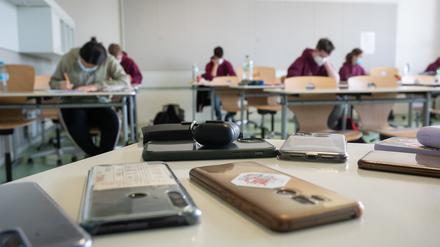 Ausgeschaltete Smartphones liegen am ersten Tag der Abiturprüfungen an der Prälat-Diehl-Schule in einem Klassenzimmer. 