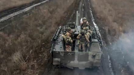 Auf diesem Foto, das vom Pressedienst des russischen Verteidigungsministeriums am Samstag, den 13. April 2024, veröffentlicht wurde, fahren Soldaten der russischen Armee mit ihrem gepanzerten Fahrzeug in Stellung und feuern auf ukrainische Stellungen an einem nicht näher bezeichneten Ort in der Ukraine. 
