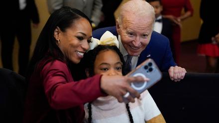 US-Präsident Joe Biden macht Selfies mit Besuchern des Brookland Baptist Banquet Center in Columbia, South Carolina.