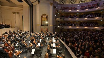 Der Saal steht. Daniel Barenboim dirigiert die ukrainische Nationalhymne zu Beginn des Konzerts für den Frieden in der Staatsoper.