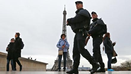 FILE  - Policemen patrol next to the Eiffel tower in Paris, France, 14 November 2015. The French government had declared a state of emergency in consequence to the 13 November Paris attacks. EPA/GUILLAUME HORCAJUELO (zu dpa "Frankreich will Ausnahmezustand für Fußball-EM verlängern" vom 20.04.2016) +++(c) dpa - Bildfunk+++