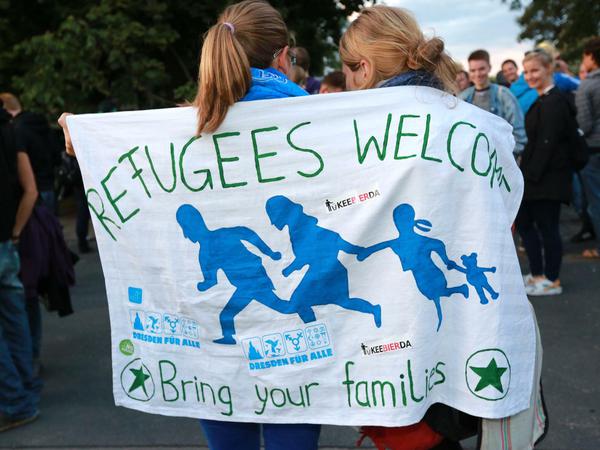 Flüchtlingsunterstützer vor einer Asylbewerberunterkunft in Dresden. 