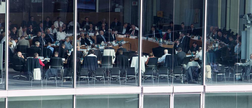 Die Bundestagsabgeordneten der AfD bei der Fraktionssitzung in einem Gebäude des Bundestages.