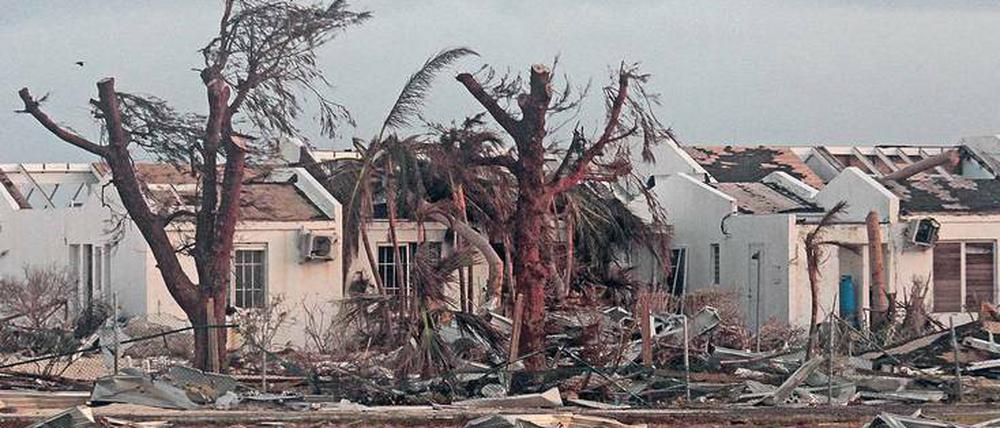 Schlimme Vorzeichen. Der Hurrikan „Irma“ hat am 11. September 2017 die niederländische Karibikinsel Sint Maarten verwüstet. Das Bild zeigt komplett zerstörte Häuser in Simpson Bay. Die Insel lebt vom Tourismus, der nun völlig zum Erliegen gekommen ist. 