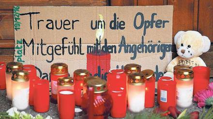 Viele Bürger drückten mit Blumen und Schildern am Breitscheidplatz ihr Beileid aus.