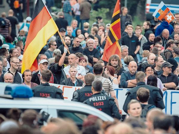 Gegner der Flüchtlingsunterkunft im ehemaligen Leonardo-Hotel demonstrieren Ende Juni 2015 in Freital