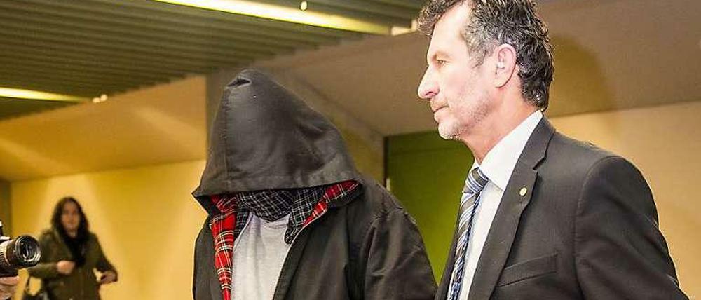 Ex-V-Mann Carsten Sz. alias "Piatto" hier auf dem Weg zu seiner Zeugenvernehmung vor dem Münchner Oberlandesgericht im NSU-Prozess.