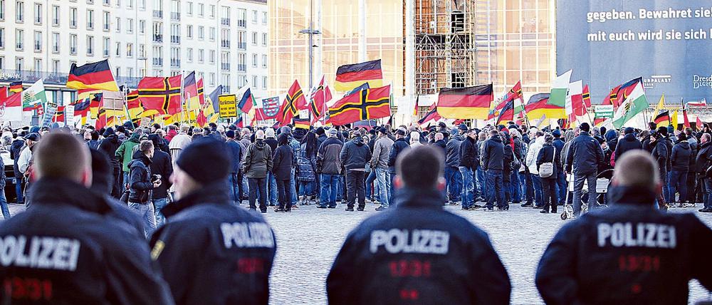 Anhänger des islamkritischen Pegida-Bündnisses demonstrieren am 23.03.2015 in Dresden. 