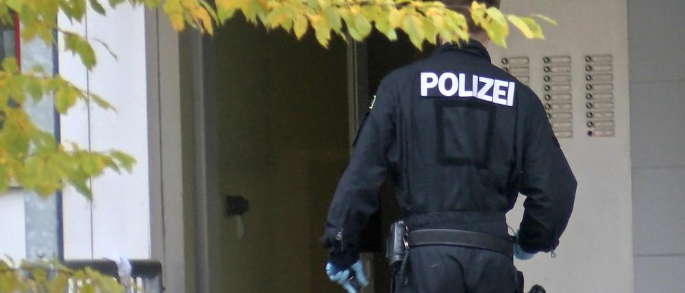 Die Polizei führte mit Unterstützung von Spezialeinheiten in verschiedenen Wohnungen in Bamberg Razzien durch.
