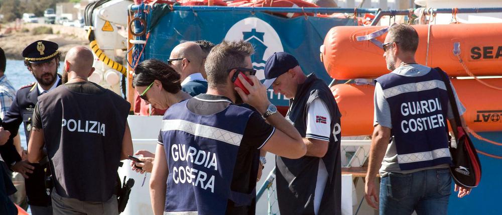 Man ermittelt: Italienische Küstenwache und Polizei vor der "Iuventa" der deutschen Hilfsorganisation "Jugend rettet".