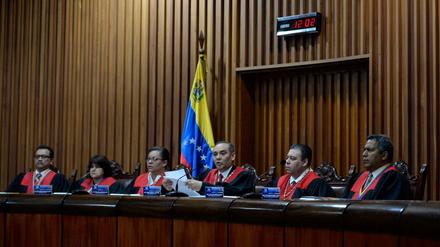 Der Oberste Gerichtshof Venezuealas nahm die umstrittene Entmachtung des Parlaments zurück.