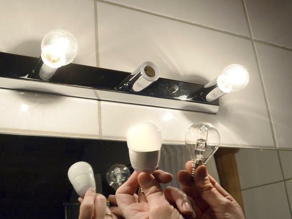 Austausch einer 40 Watt-Halogenlampe im Bad durch eine Energiesparlampe. Normal müsste sich der höhere Anschaffungspreis nach einiger Zeit rechnen. Durch die gestiegene Grundgebühr, relativiert sich der Vorteil.
