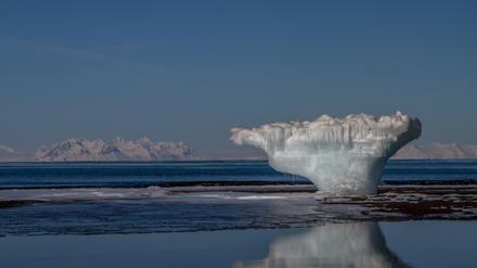 Ein Forschender des Alfred-Wegener-Instituts fotografierte diese Eisformation in der Nähe von Longyearbyen, Spitzbergen.