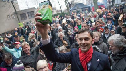  Martin Hikel (SPD, M), Bezirksbürgermeister von Berlin-Neukölln, hält beim ersten Hilfe-Flashmob «Kaffee gegen Kälte» zusammen mit zahlreichen anderen Spendern ein Paket Kaffee in die Höhe. 