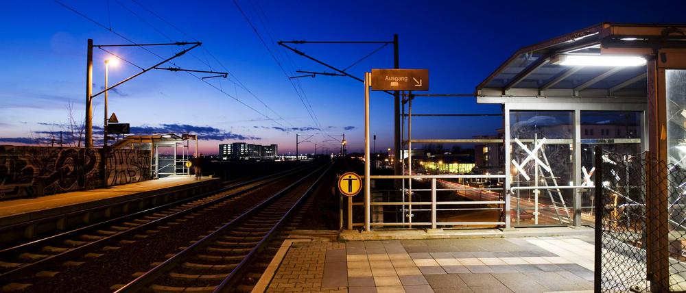 Bahnhof Albrechtshof: Hart an der Landesgrenze. Die Dunkelheit liegt schon in Brandenburg. 