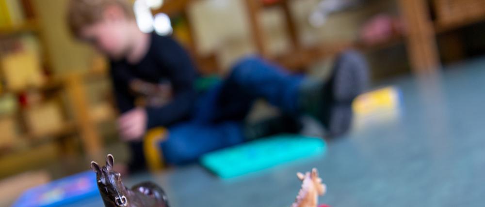 Ein Kind spielt in einer Kita (Symbolbild).