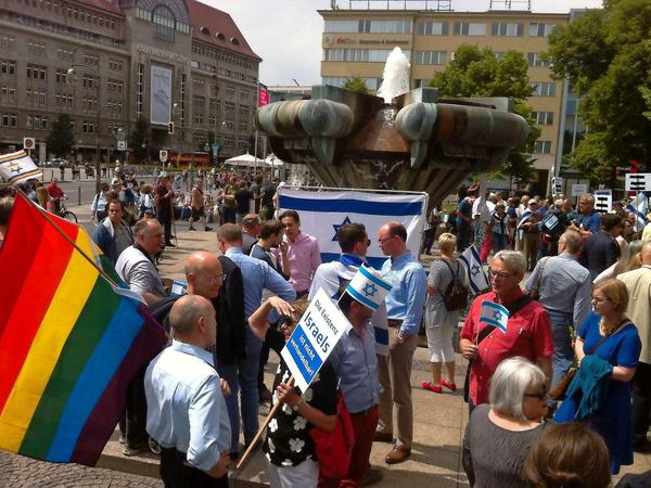 Israelfreunde beim Kadewe: Auf dem Wittenbergplatz waren viele blau-weiße Fahnen - und Regenbogenfahnen - zu sehen.