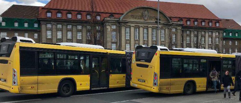 BVG-Busknoten Nr 1 in Berlin: In Spandau könnte die U-Bahn den Busverkehr entlasten.