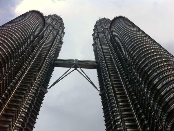 Symbol des Ölreichtums: Die Petronas Towers in Kuala Lumpur. Auf der anderen Seite der Stadt herrscht Armut.