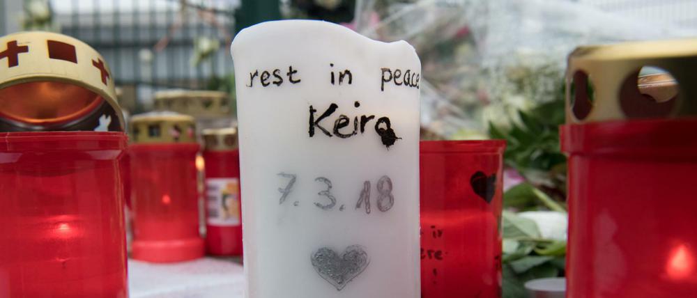 Blumen, Kerzen und Gedenkschreiben haben Menschen am Eingang zur Eisschnelllaufhalle an der Konrad-Wolf-Straße zum Gedenken an die ermordete Schülerin abgelegt.