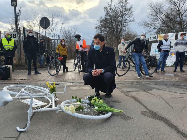 Bezirksbürgermeister Martin Hikel kam zur Mahnwache für die getötete Radfahrerin.