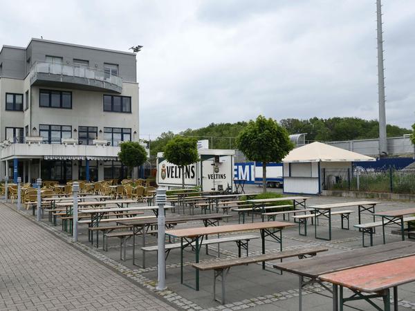 Leere Bänke in einem Biergarten in Gelsenkirchen: Auch in Berlin könnte es noch eine Weile dauern, bis Bars und Kneipen wieder öffnen dürfen.