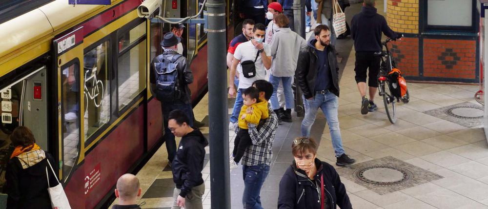 Wegen der Corona-Krise gilt in Berlin ab Montag in öffentlichen Verkehrsmitteln eine Maskenpflicht.