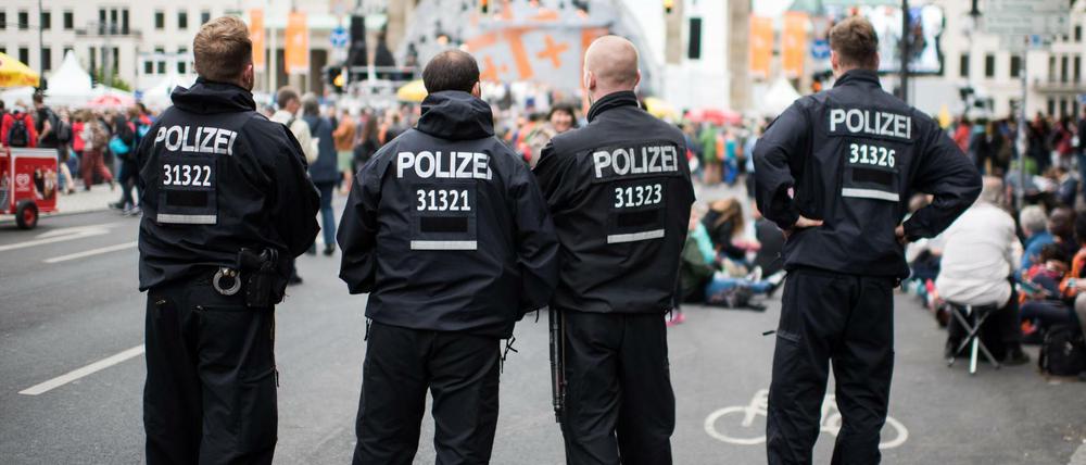 Sollen für Sicherheit sorgen: Berliner Polizisten bei einer Großveranstaltung am Brandenburger Tor.