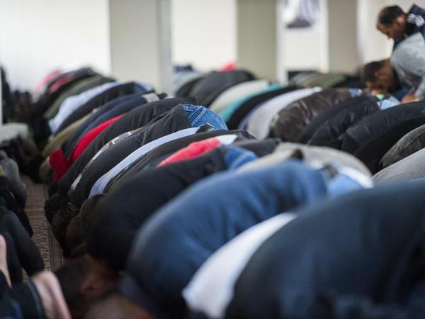 Betende in einer vom Verfassungsschutz beobachteten Moschee in Berlin.